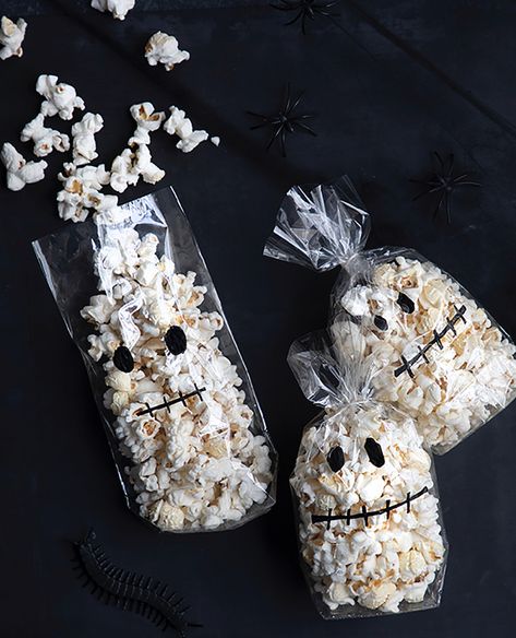 Emma Leth, Halloween Food Decorations, Halloween Mats, Halloween Popcorn, Halloween Party Decor Diy, Vegan Halloween, Halloween Fest, Creepy Christmas, Easy Diy Halloween