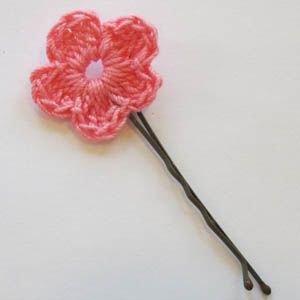 This is SO cute, and a great way to use up some leftover lace weight.  Plus, I think I can make this in about 10 minutes.  :) Crochet Pattern Flower, Puff Flower, Crochet Hair Accessories, Flower Hair Pin, Bobby Pin, Crochet Applique, Pattern Flower, Yarn Projects, Crochet Headband