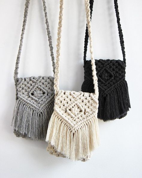 Sasha Macramessage, Crochet Bag Aesthetic, Tas Macrame, Sling Bag Pattern, Macrame Runner, Small Sling Bag, Crossbody Bag Pattern, Macrame Knots Tutorial, Boho Crafts Diy