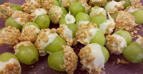 Addictive grapes that taste like a caramel apple How To Make Taffy, Taffy Grapes, Taffy Apple, Honey Roasted Peanuts, Grape Recipes, Nut Recipes, Chocolate Nuts, Best Cheese, Honey Roasted