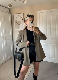 Khaki Oversized Blazer, Women Kakhi Blazer Outfit, Dark Blazer Outfits For Women, Dark Beige Blazer Outfit, Zara Khaki Blazer Outfit, Oversized Khaki Blazer Outfit, Olive Green Blazer Outfits For Women, Ysl Belt Outfit, Olive Outfits For Women