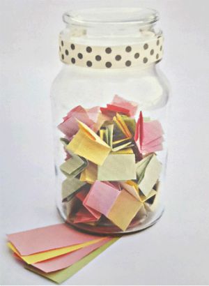 Gift idea - Write positive quotes on small pieces of coloured paper, fold them, and put them in a pretty glass jar Paper Jar, Diy Jars Ideas, Jar Decorating Ideas, Jars Ideas, Memory Jar, Coloured Paper, Jar Design, Clear Jars, Clear Glass Jars