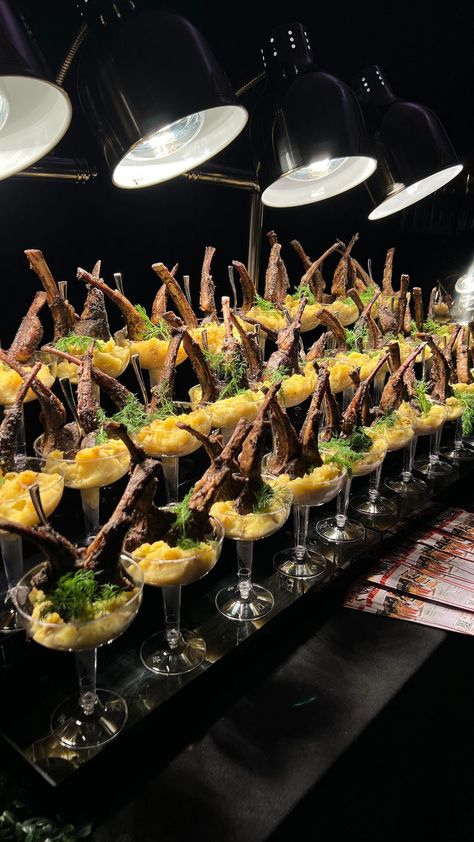 These salad martinis are TOP TIER! 🥰😩 #skilledmeals #salad #saladideas #appetizers #dfwcatering #foodstagram #foodpics #foodpics… | Instagram Appetizer Buffet Display, Heavy Hors D’oeuvres, Fancy Finger Foods, Appetizer Station, Appetizer Bar, Ez Recipes, Hamptons Party, Wedding Finger Foods, Vegan Board