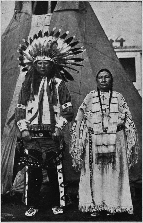 No automatic alt text available. Lakota Indians, Native American Medicine, Sioux Indian, Medicine Man, Foto Langka, Native Dress, Native American Images, Native American Pictures, Wilde Westen