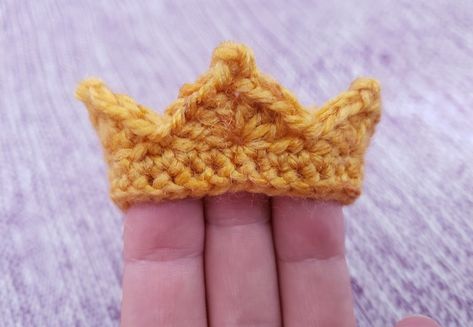 Teeny weeny miniature crocheted crowns - Completed Projects - the Lettuce Craft Forums Crochet A Crown, Crochet Doll Crown Free Pattern, Mini Crochet Party Hat, Tiny Crochet Accessories, Crochet Small Crown, Amigurumi Crown Free Pattern, Crochet Mini Crown Free Pattern, Crochet Minatures Free Pattern, Small Crochet Hats