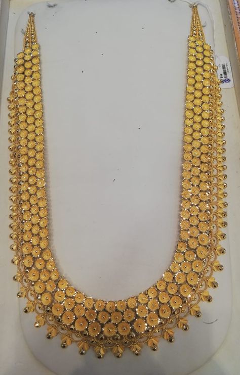 Indian Gold Necklace Designs, Dubai Gold Jewelry, Bridal Necklace Designs, Neck Pieces Jewelry, Rani Haar, Bridal Jewellery Design, Gold Mangalsutra Designs, Beautiful Gold Necklaces, Handmade Gold Jewellery