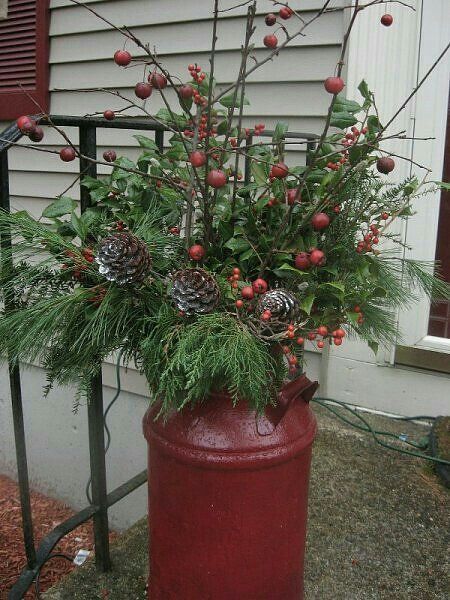 Pretty Old Milk Cans, Winter Centerpieces, Fall Swags, Christmas Planters, Glam Christmas, Prim Christmas, Christmas Front Porch, Christmas Porch Decor, Rustic Centerpieces