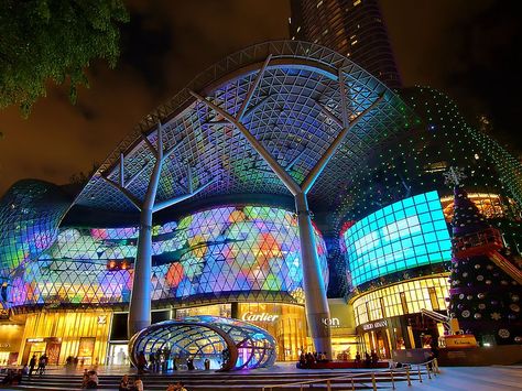 ION Orchard in Singapore, Singapore | Sygic Travel / Futuristic and spaceship-like, this mall spans eight retail and 48 residential floors and is regarded as one of the best shopping malls in the city. There are over 333 stores and dining venues. Thailand Tips, Orchard Singapore, Orchard Road Singapore, Singapore Architecture, Singapore Itinerary, Mall Facade, Singapore Tour, Mangrove Swamp, Stunning Architecture