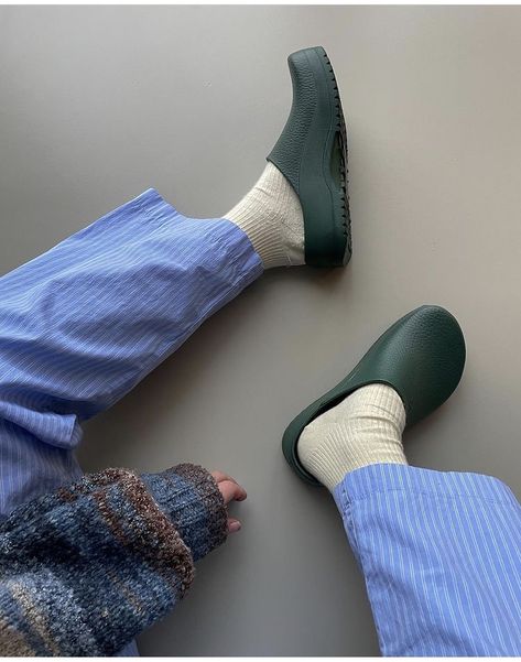 Dylan Clog, Clog Outfits, Clog Outfit, Crocs Outfit, Minimal Streetwear, Clogs Outfit, Garden Clogs, Summer Capsule Wardrobe, Cute Swag Outfits