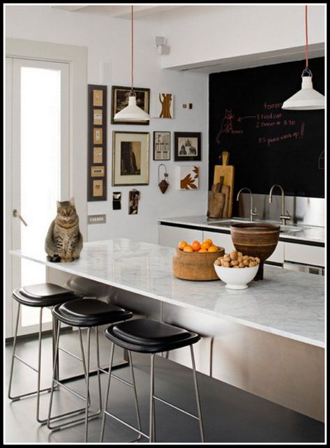 Content in a Cottage Kitchen Black Counter, Island Countertop, Interior Design Blogs, Kitchen Dinning, Black Kitchens, Clean Modern, Beautiful Kitchens, Dream Kitchen, Kitchen Inspirations