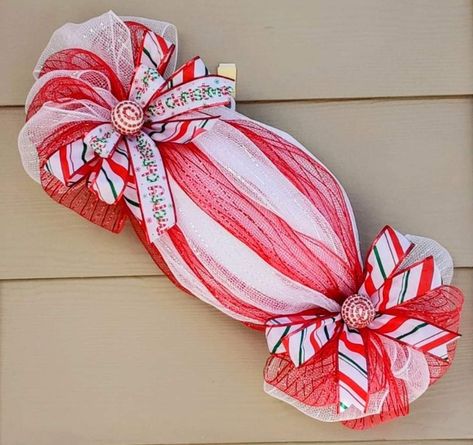 Candy Christmas Wreath Ideas, Diy Candy For Christmas Tree, Christmas Candy Wreaths, Candy Wreath Diy How To Make, Candy Christmas Wreaths Diy, How To Make A Candy Wreath, Things To Make With Candy Canes, Christmas Candy Wreaths Diy, Diy Candy Cane Wreath Tutorials