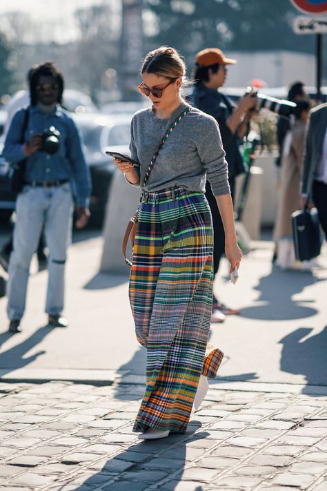 Summer Fashion Trends — How to Wear Wide-Leg Pants Wide Pants Street Style, Wide Leg Gray Pants Outfit, Wide Leg Knit Pants Outfit, Bright Pants Outfit, Wide Leg Pants Outfit Work, Trousers Street Style, Pantalon Wide Leg, Plaid Wide Leg Pants, Wide Leg Trousers Outfit