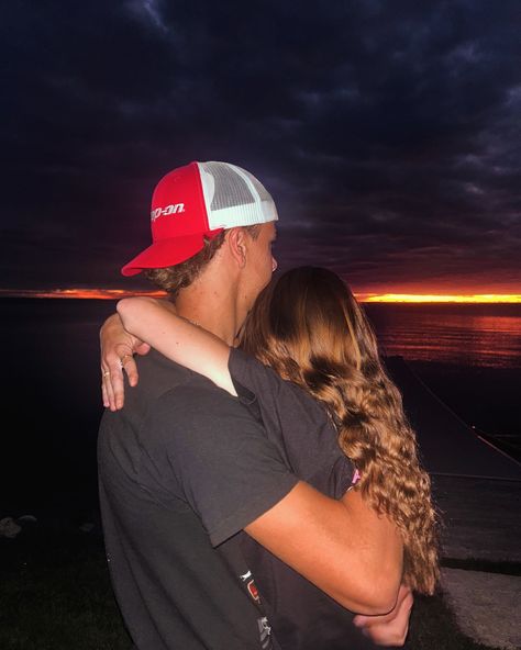 Couple standing in front of lake sunset summer evening. Couples Instagram Captions, Lake Jetski, Couples Instagram, Couple Instagram Captions, Couple Vibes, Winter Snowboarding, Paddle Surf, Ocean Style, Jetski