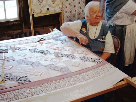 Homemade quilt frames are a great idea if you have the time and energy to build one. If you are on a budget, buying a quilting frame might not be the best option since quilting frames start at $100 and can cost upwards of $2400. That $100 frame... Diy Hand Quilting Frame, Diy Quilting Frame Plans, Quilt Frame Plans, Diy Quilting Frame, Hand Quilting Frames, Quilt Frame, Frame Image, Hexie Quilt, Quilt Rack