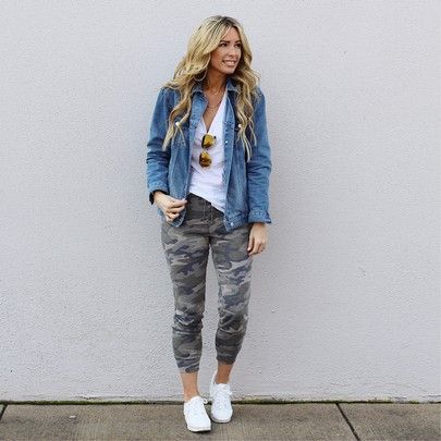 camo pants outfit, tee outfit, joggers outfit Camo Jeans Outfit, Camo Leggings Outfit, Camo Pant, Camo Pants Outfit, Jogger Outfit, Leggings Outfit Casual, Camouflage Outfits, Look Jean, Hiking Outfit Women