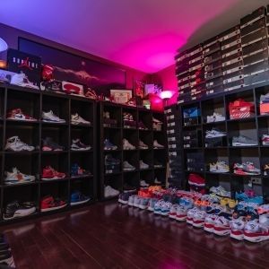 Sneaker Collection Closet, Sneaker Room Ideas Air Jordans, Jordans Shoe Wall, Jordan Shoe Wall Display, Earthy Cozy Bedroom, Simple Earthy Bedroom, Bedroom Inspirations Warm, Bedroom Decor Earthy, Jordans Collection Wall