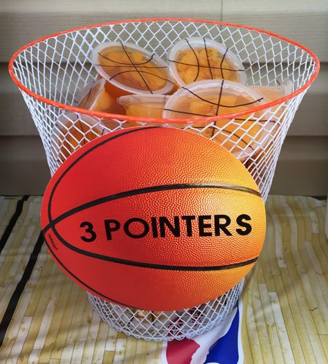 3-Pointers Mandarin Oranges with black sharpie to look like Basketballs in a $1.00 store white (trashcan) Basket and I colored the top with an orange sharpie to look like a basketball rim! Sports Vbs, Basketball Treats, Space Jam Theme, Orange Ideas, March Madness Parties, Basketball Theme Birthday, Basketball Party Favors, Basketball Senior Night, Basketball Rim