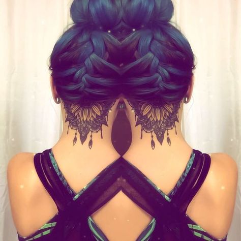 There's an undercut revival happening, and you'll be surprised to see just how pretty the style can be Jawline Tattoo, Mandala Neck Tattoo, Undercut Tattoos, Hairline Tattoos, Tattoo Sunflower, Nape Tattoo, Mandala Blue, Sunflower Mandala, Individual Braids