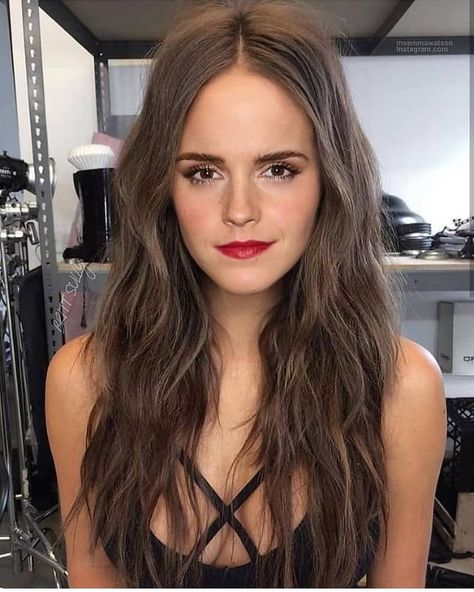 Emma watson on Instagram: “❤ #Emmawatson #🎆” Emma Watson Pics, Emma Watson Style, Eileen Gray, Denise Richards, Popular Fashion, Curly Hairstyles, Kristen Stewart, Jennifer Lawrence, Curly Hairstyle