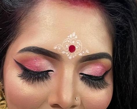 Bengali Bridal Eye Makeup, Durga Puja Makeup Look, Gopi Dots, Shivparvati Images, Bride Eye Makeup, Bridal Makeup Pictures, Kolka Design, Bridal Makeup Videos, Gorgeous Bridal Makeup