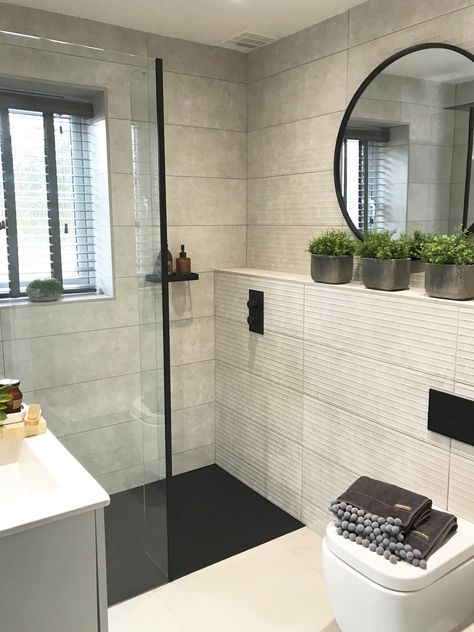 Shower Rooms Luxury, Ensuite Bathroom Black Fixtures, Contemporary Shower Room, Black Shower Ideas Bathroom, Small Shower Room Decor Ideas, Black Showers Bathroom, Black Wet Room, Black Shower Tray Bathroom Ideas, Bathroom Black Window