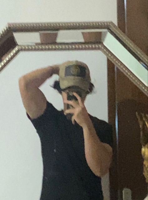 tumblr boy Mirror Pic Men, Gym Mirror Selfie Men, Mirror Selfie Guy, Men Mirror Pics, Boy Mirror Pic, Mirror Selfie Boy, Boy Mirror Selfie, Men Mirror Selfie, Men With Cap