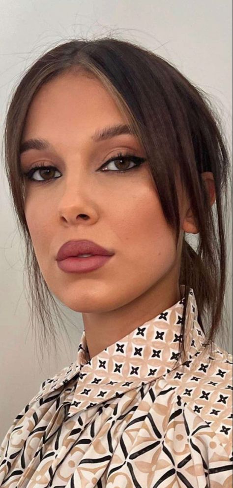 Millie Bobby Brown Makeup Looks, Millie Bobby Brown Makeup, Brown Makeup Looks, Bobbi Brown Makeup, Brown Makeup, Lip Color Makeup, Popular People, Bobby Brown, Millie Bobby Brown