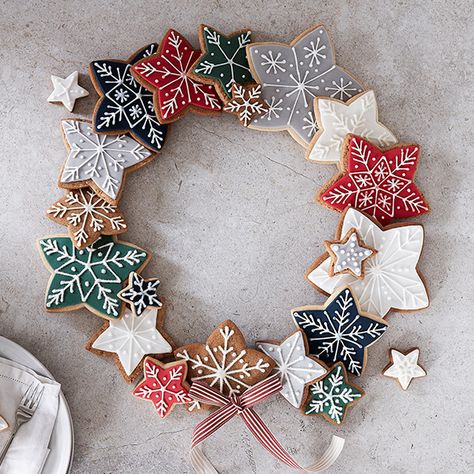 Biscuit Wreath, Christmas Wreath Cookies, Christmas Day Celebration, Vanilla Biscuits, Cookies To Make, Wreath Cookies, Chocolate Slabs, Christmas Biscuits, Iced Biscuits