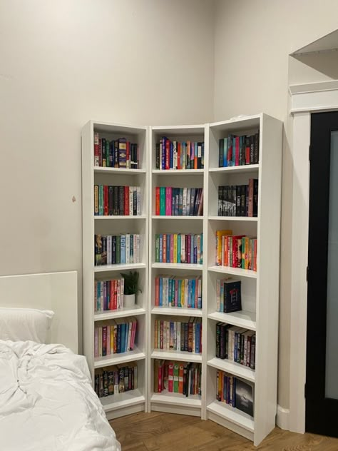 Small Bedroom Ideas Bookshelves, Pretty Book Shelves, Tall Bookshelves In Bedroom, Book Case In Bedroom Ideas, Bedroom Inspo Bookshelf, Aesthetic Bookshelf Ideas Bedroom, Bookshelf Inspiration Ideas Bedroom, Small Bedroom Bookshelves, Bookshelf Room Aesthetic