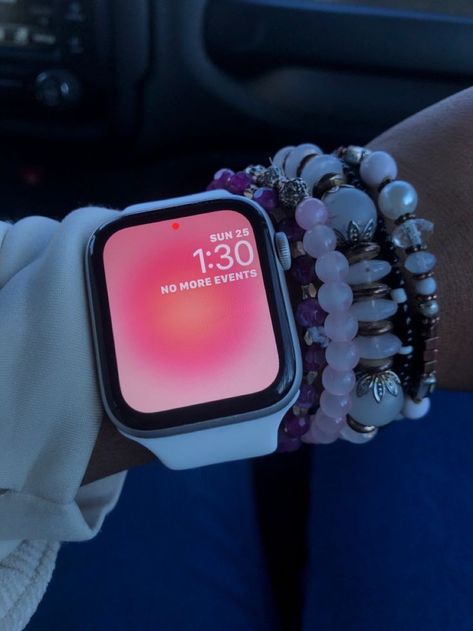 Apple Watch Ideas, Baddie Accessories, Apple Watch Wrist, Body Jewelry Diy, Girly Bracelets, Apple Watch Fashion, Apple Watch Bracelets, Crystal Bead Jewelry, Pink Lifestyle