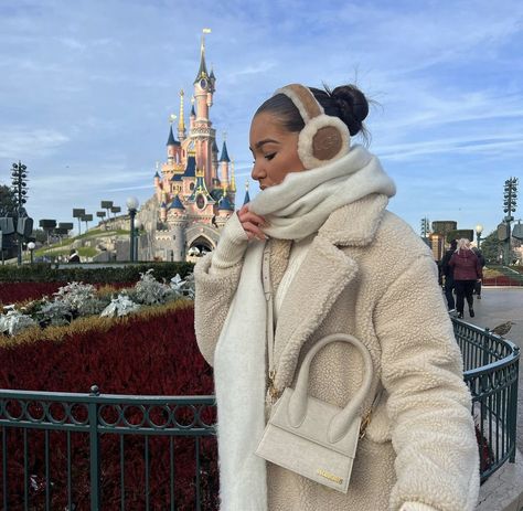 Disneyland Outfits Paris, Disneyland Paris In Winter, Disneyland Paris Christmas Outfit, Disneyland Outfits Women Winter, Winter Outfits Disneyland, Cold Disneyland Outfit, Disney Paris Outfits Winter, Disneyland Outfits Winter Christmas, Disneyland Outfits Christmas