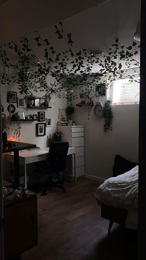 Room Ideas Dark Green Aesthetic, Cute Dark Bedroom Ideas, Room Ideas Aesthetic Dark Green, Dark Earthy Bedroom Minimalist, Simple Bedroom Ideas Black, Single Bedroom Aesthetic, Room Ideas Aesthetic Forest, Dark Green Room Aesthetic Bedroom, Tomboy Bedroom Aesthetic