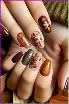 Nail Outfits, Nails Burnt Orange, Leaves Nails, Thanksgiving Nails Design Fall, Nail Art Simple, Mail Designs, Black Nails With Glitter, Thanksgiving Nail Designs, Thanksgiving Nail Art