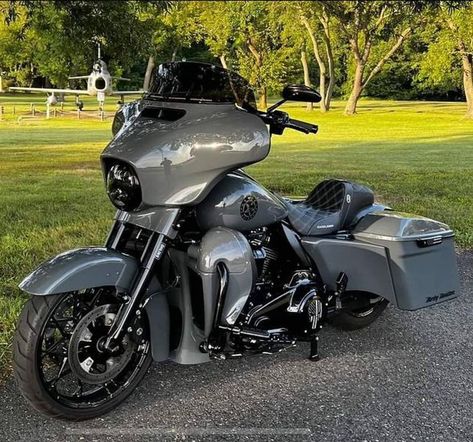 HARLEY DAVIDSON STREET GLIDE LIFE | That's really cool 🔥 | Facebook Harley Davidson Glide, Road King Harley Davidson, Breakout Harley Davidson, Street Glide Bagger, Street Glide Harley, Harley Davidson Baggers, Harley Davidson Road Glide, Bobber Bikes, Retro Motorcycle