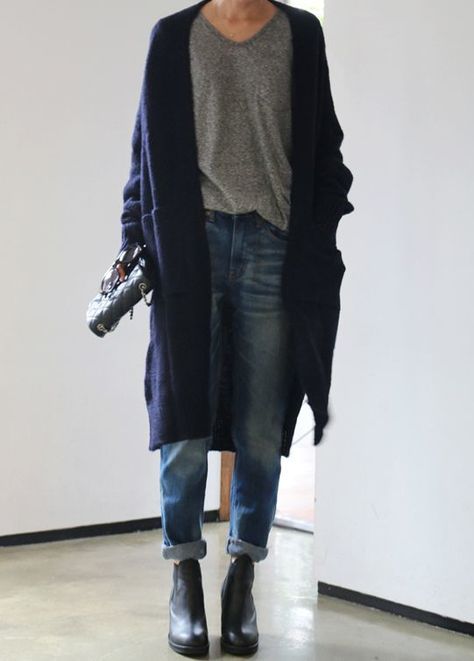 tshirt, jeans, open cardigan and boots Minimalisticky Chic, Boating Outfit, Mode Casual, Mode Inspo, Fashion Color, 가을 패션, Inspiration Mode, Looks Style, Mode Inspiration