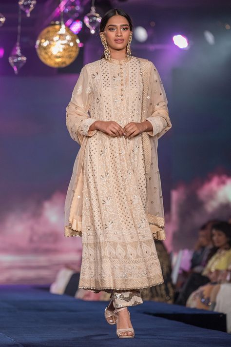 Dupatta On Chikankari Kurta, Kamdani Dresses Pakistan, Chikan Suits Designs, New Girl Outfits, Indian Outfits Lehenga, Indian Designer Suits, Pakistani Dresses Casual, Being Yourself, Salwar Kamiz