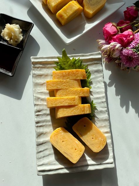 Tamagoyaki Recipe (Japanese rolled egg omelet) - Tiffoodss Rolled Egg, Tamagoyaki Recipe, Recipe Japanese, Japanese Egg, Egg Omelette, Egg Omelet, Sushi Dinner, Egg Roll Recipes, Yellow Foods