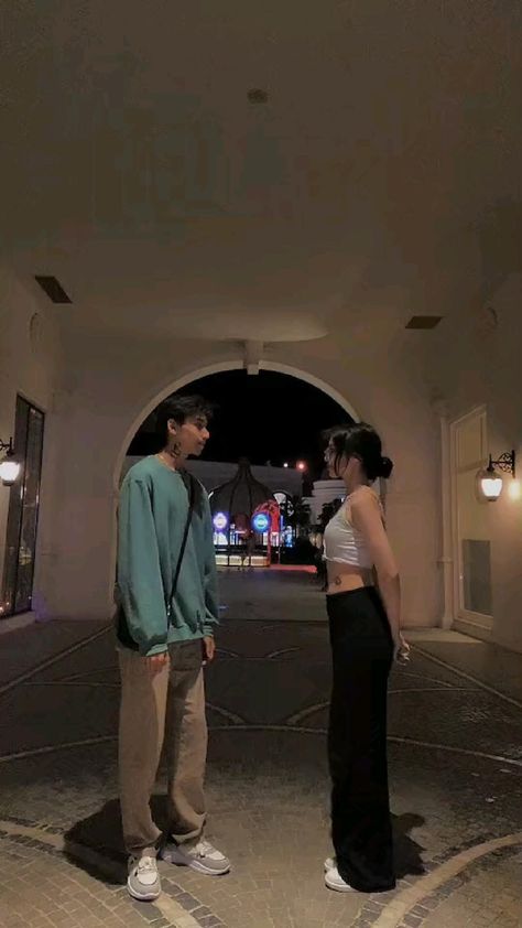 Romance Dance Aesthetic, Wedding Slow Dance, Slow Dance Aesthetic, How To Slow Dance, Emi Core, Slow Dancing Aesthetic, Couple Dancing Aesthetic, Couple Dance Videos, Jisoo Instagram