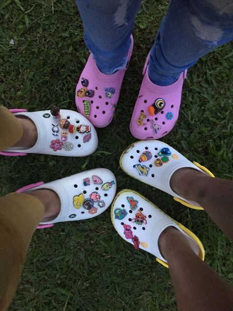 Crocs Vsco, Croc Jibbitz Ideas, Croc Outfits, Jibbitz Ideas, Cool Crocs, Croc Jibbitz, Crocs Pink, Crocs Fashion, Crocs Jibbitz