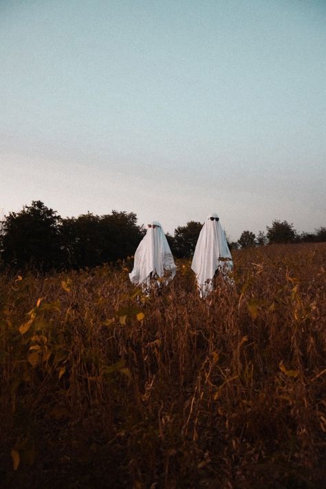 Ghost Fall Aesthetic, Fall Aesthetic Ghost Photo Shoot, Fall Ghost Photoshoot, Two Ghosts Aesthetic, Ghost Trend Aesthetic, Fall Ghost Aesthetic, Ghost Trend Photoshoot Friends, Halloween Ghost Aesthetic, Ghost Trend Photoshoot