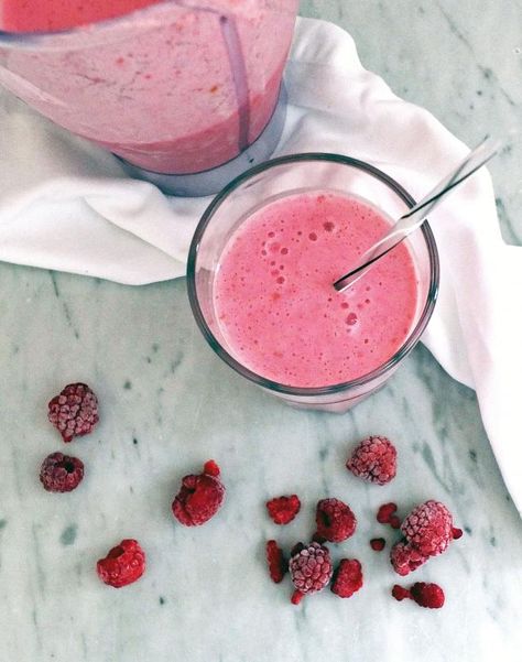 Easy recipe for the best raspberry milk - enjoy :) Raspberry Drinks Nonalcoholic, Raspberry Milk Tea, Rasberry Mouse Easy, Raspberry Milk, Rasberry Lemonade, Raspberry Coffee, Breakfast Sides, Raspberry Tea, Coffee Guide