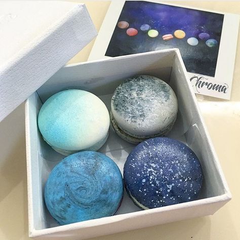 Moon/planet-inspired macaron designs Outer Space Macarons, Space Themed Macarons, Planet Macarons, Moon Macarons, Galaxy Macarons, Space Macarons, Pastries Buffet, Buffet Theme, Galaxy Cupcakes