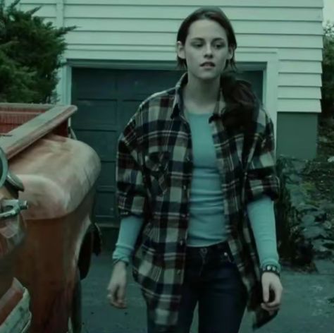 Twilight Bella swan outfit Charlie Swan Outfit, Fall Outfits Twilight, Bellas Outfits Twilight, Bella Swan Halloween Costume, Twilight Style Inspired Outfits, Bella Swan Fashion, Bella Swan Costume, Bella Swan Outfit Aesthetic, Bella Twilight Outfits