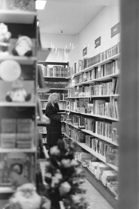 Black and white photo - Woman in bookstore Black And White Film Street Photography, Black And White Film Portrait Photography, Black And White Film Photography Ideas, Black And White Film Photography Nature, 35 Mm Film Photography Black And White, Film Portraits 35mm Black And White, Black And White Analog Photography, Bw Film Photography, Black And White Film Portrait