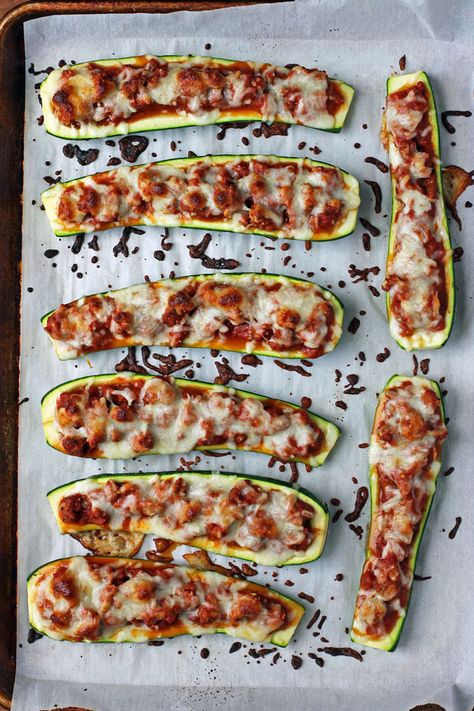 This Italian Sausage Stuffed Zucchini is a lighter twist on classic Italian flavors! Two big pieces piled high with meat, sauce and cheese are just 331 calories or 7 Green, 6 Blue or 6 Purple WW SmartPoints! Feelgoodfoodie Recipes, Italian Sausage Seasoning, Zucchini Dinner, Zucchini Boats Recipe, Zucchini Boat, Zucchini Dishes, Zucchini Pizza Boats, Zucchini Chicken, Zucchini Boat Recipes