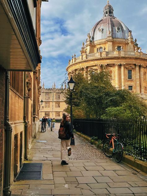 Yellow aesthetic Oxford runaway pic aesthetic PHOTOSHOOT Oxford University Students Life, Oxford Girl Aesthetic, Oxford Uni Aesthetic, University London Aesthetic, Oxford Aesthetic University, Oxford Student Aesthetic, Oxford University Aesthetic, Oxford Summer School, Oxford Aesthetic