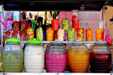 Aguas Frescas Stand. Mexico Street food. Mexican Treats, Mexican Snacks, Mexican Street Food, Mexican Drinks, Agua Fresca, Mexican Street, Fruit Cocktails, Mexican Party, Fruit Drinks