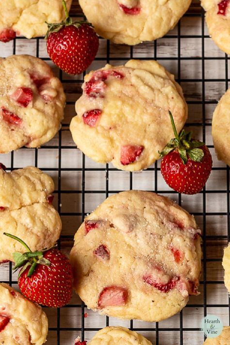 Try this easy strawberry cookie recipe for a delicious dessert that let the flavor of ripe strawberries fresh from the garden shine through. Strawberry Sugar Cookie Recipe, Strawberry Cookies Recipe, Strawberry Cookie Recipe, Cookie Strawberry, Oreo Recipe, Strawberry Sugar Cookies, Milk Strawberry, Fresh Strawberry Recipes, Cookie Crumble