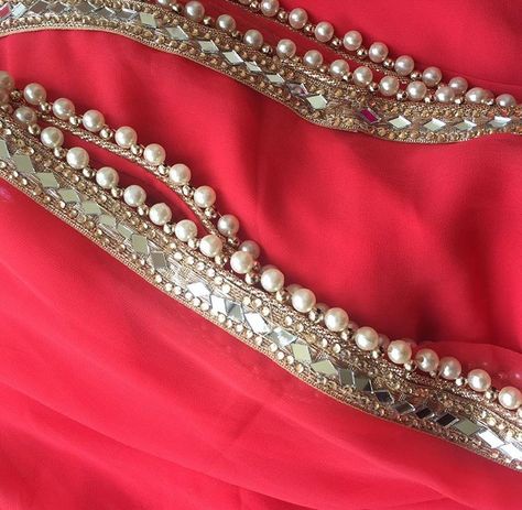 Pinterest: @pawank90 Duppta Design Ideas With Laces, Laces For Dupatta, Nikah Dupatta, Laces Designs, Lehenga Skirts, Dupatta Dress, Dupatta Border, Mirror Work Saree, Mirror Border