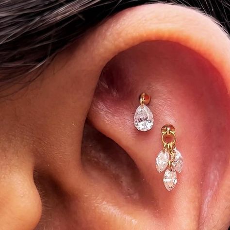 Darragh Mahon on Instagram: "Double Flat today with a 4mm floating pear diamond and a floating diamond plume   Pierced at @mariatash  Using  @neilmedpiercingaftercare @isneedles @purklenz @thatsthepointuk @stilettopiercinguk   #luxury #piercing #safepiercinguk #london #goldpiercings #whitegold #yellowgold #diamond #piercings #diamond #fashion #ukpiercing #opal #pearl #londonpiercings #curated #curatedear #londonfashion #finejewellery #mariatash  #neilmedpiercingaftercare #sharpassneedles #purklenz #thatsthepointuk #stillettoopiercinguk" Maria Tash Curated Ear, Floating Piercing, Double Flat Piercing, Flat Piercing Ideas, Flat Ear Piercing, Luxury Piercing, Pretty Piercings, Ear Styling, Ear Stacks